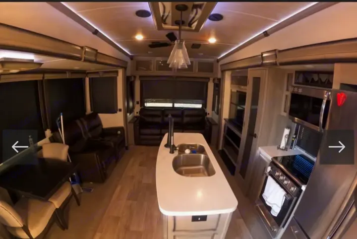 Luxurious RV rental with full kitchen, dining, and spacious living area. Your home on wheels awaits!. Keystone RV Montana 2021
