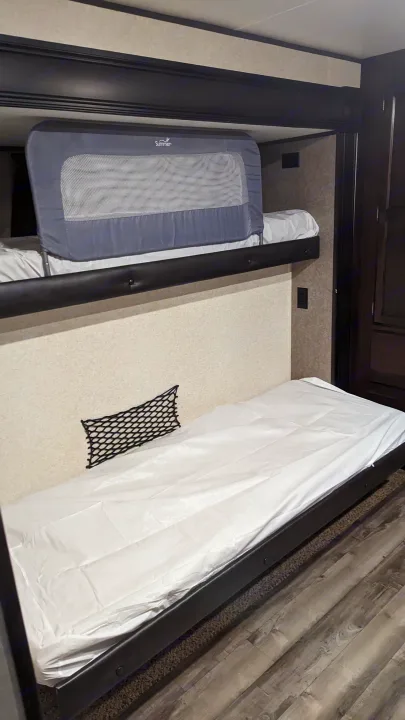 RV rental bunk beds: comfortable sleeping area with child safety rail on top bunk, storage net on lower bunk. Ideal for family travel.. Jayco Jay Flight 2018