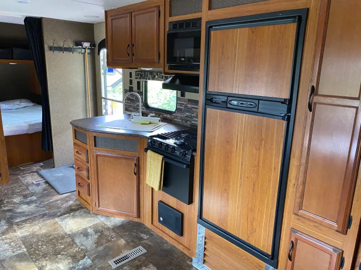 This RV rental offers a well-equipped kitchen (stove, microwave, fridge, sink) and a comfortable bedroom area.. Starcraft Ar-One MAXX 2016