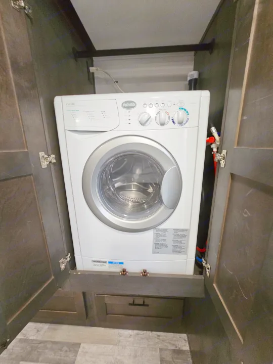 This RV rental features a Splendide 2100XC compact washer-dryer combo unit, making laundry easy on your travels.. FR3 FR3 Motorhome 2023