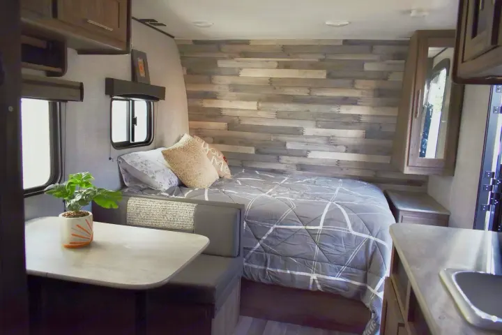 Queen bed. Crossroads RV Zinger Lite 2022