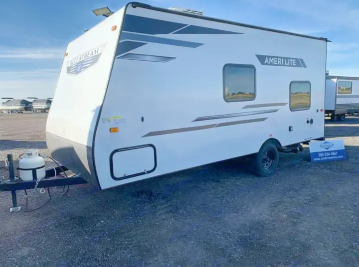 A white Gulfstream Ameri Lite travel trailer, ready for your next rv rental adventure.. Gulf Stream Ameri-Lite LE 2023