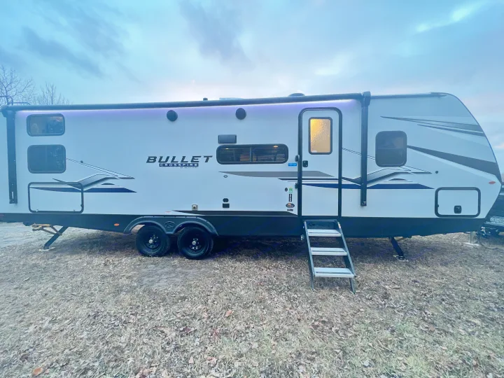 This Bullet travel trailer (RV) is ready for your next rv rental adventure, featuring purple LED lights and entry steps.. Keystone Bullet Crossfire 4YDTBLN25RD430760 2024