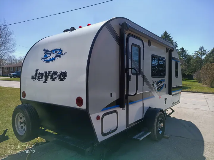 White Jayco Hummingbird travel trailer, perfect RV rental for outdoor adventures & road trips.. Jayco Hummingbird 2018