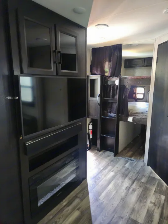 Tour this RV rental's inviting interior: TV, fireplace, and comfy bunk beds. Ideal for your family vacation.. Jayco Eagle HT 2022