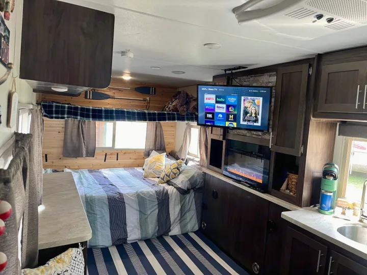 Spacious open floor plan and u shaped dinette that converts to a bed. Also plenty of room on the floor for air mattress or pet bed. Forest River Cherokee Grey Wolf Fish House 2019