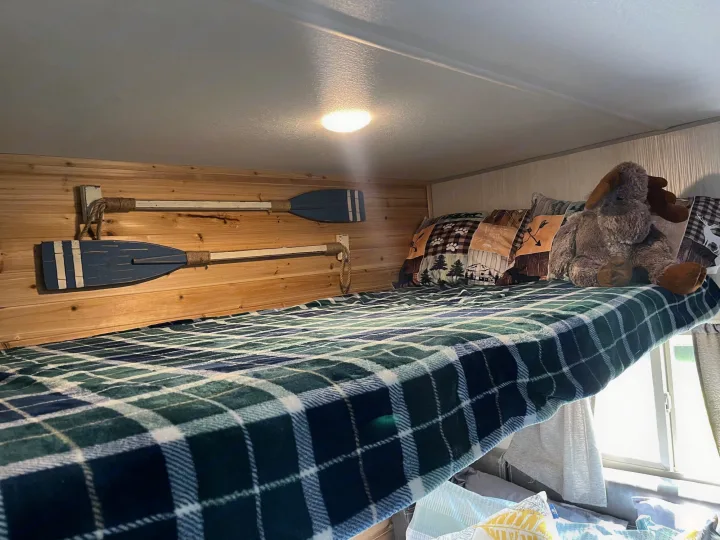 Bunk. Forest River Cherokee Grey Wolf Fish House 2019