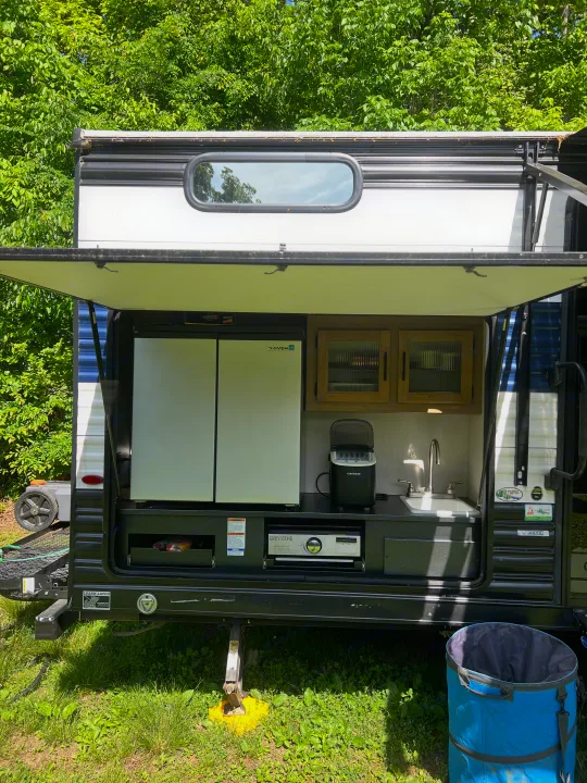 RV rental with full outdoor kitchen: fridge, sink, stove, ice maker. Ready for camping adventures!. Forest River Cherokee Grey Wolf 2023