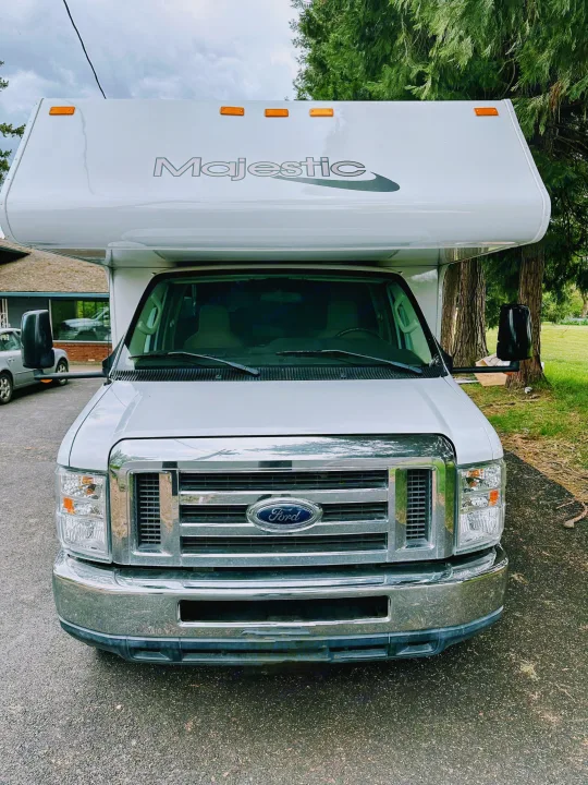 Majestic RV rental, front view. Perfect for your next motorhome vacation adventure.. Thor Majestic 2015
