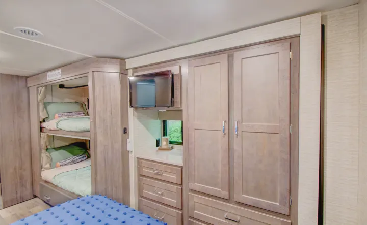 This RV rental offers a compact bunkhouse with cozy beds, storage, and a TV for comfortable family trips.. Winnebago Minnie Winnie 2021