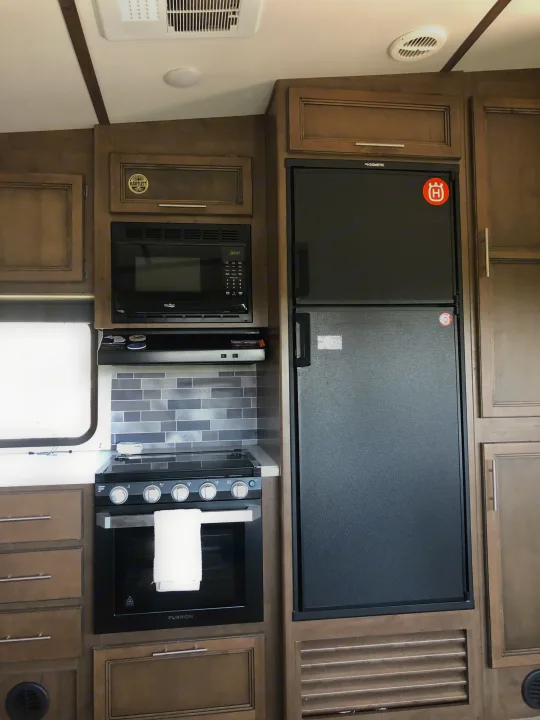 This RV rental offers a well-appointed kitchen: Dometic fridge, Furrion oven/stove, microwave, & ample cabinets.. Keystone RV Cougar 2020