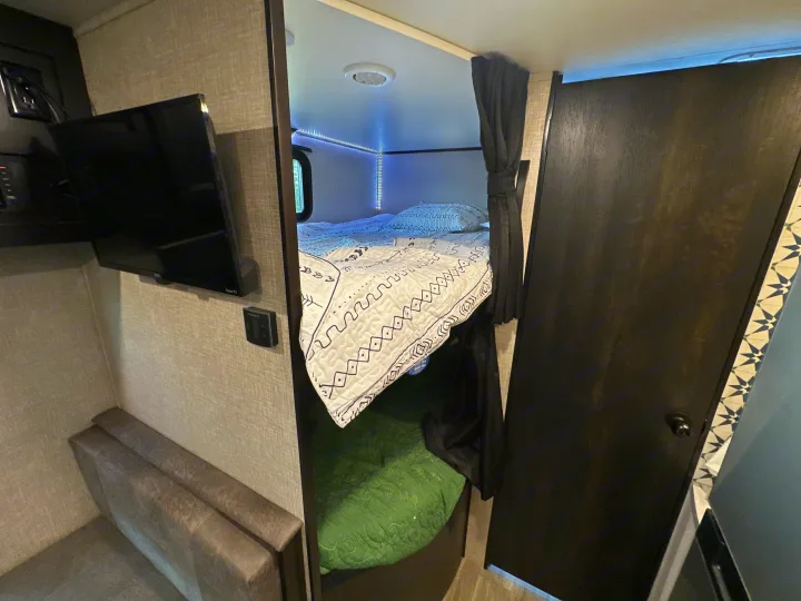 Explore this RV rental's cozy bunk beds with LED lights, TV, and comfortable dinette for family trips.. Jayco Jay Flight 2023