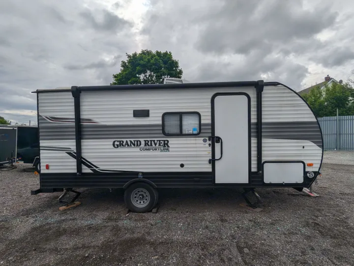 Side view of a Grand River Comfortline travel trailer, an excellent RV rental option for your camping needs.. Grand River Comfortline 20bh 2022