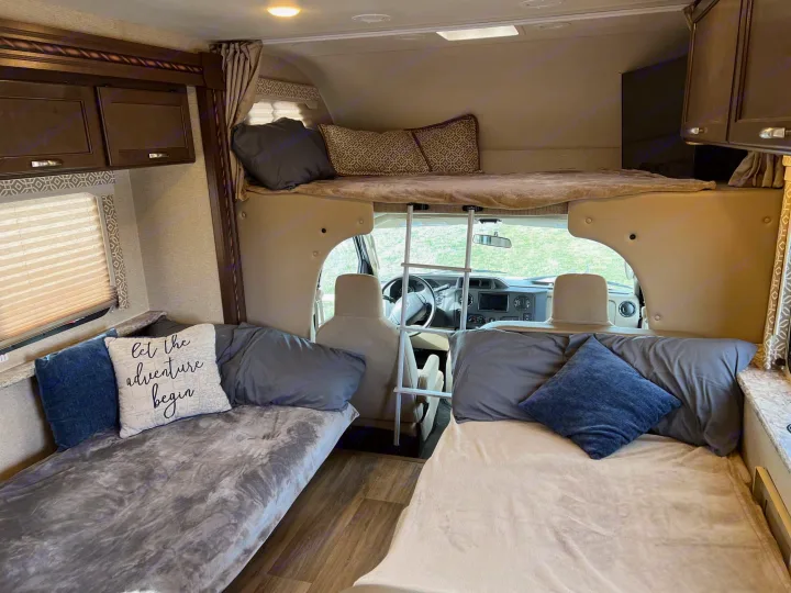 Inside this comfy rv rental, find a cab-over bunk, two lower beds, and storage. Ideal for road trip adventures.. Thor Freedom Elite 2017