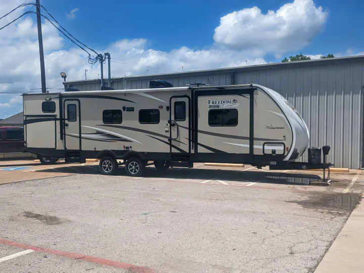 Coachmen Freedom Express Liberty Edition 321FEDSLE 2016
