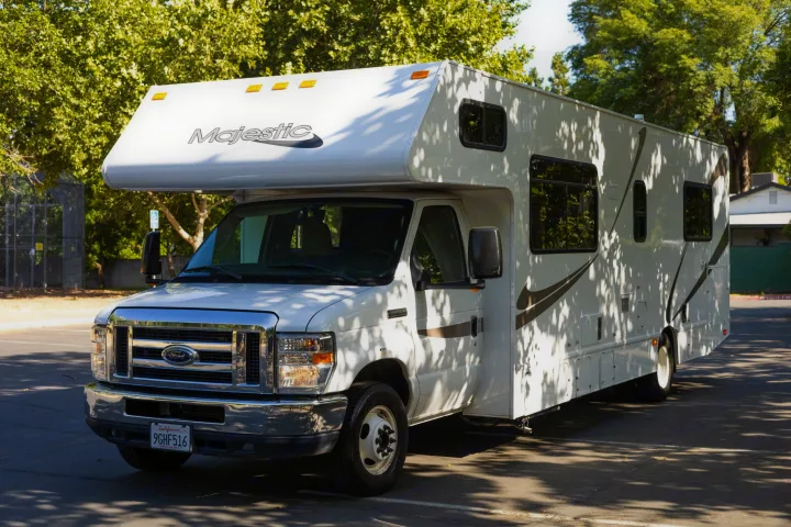 This white Class C motorhome rv rental is ready for your next road trip or camping adventure.. Thor Majestic 2015