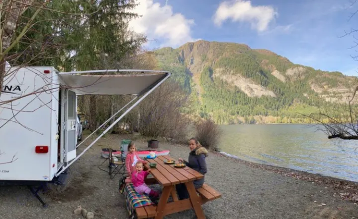 RV rental: Family lakeside meal with stunning mountain views. Ideal for outdoor adventures.. Takena Takena Trailer 2010