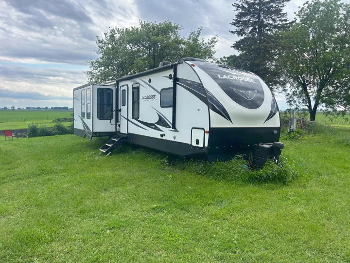 Forest River Lacrosse Luxury Lite 2020