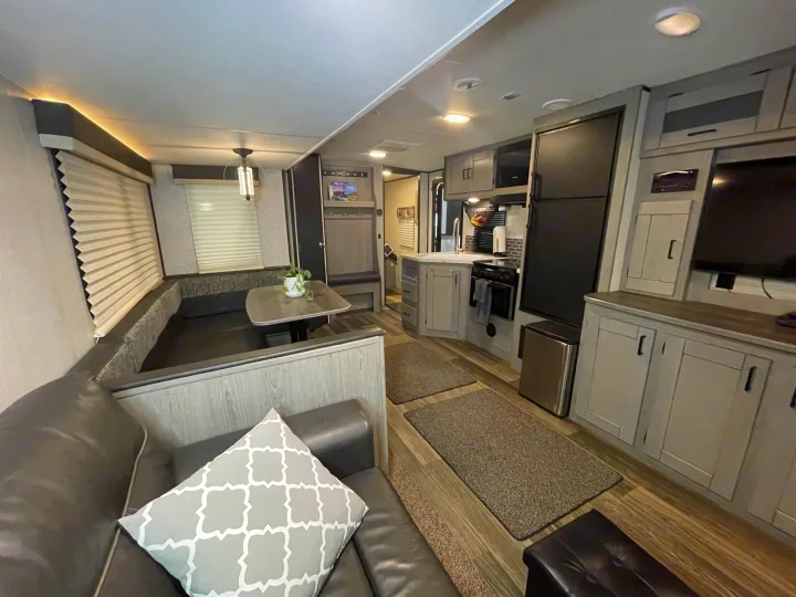 Experience comfort in this modern rv rental. Interior features include a well-appointed kitchen, dining booth, and living area.. Heartland RVs Mallard 2021