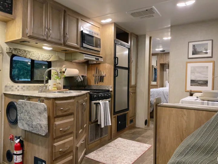 Explore this modern rv rental with a fully equipped kitchen, dining space, and comfortable bedroom in a compact design.. Gulf Stream Conquest 2017