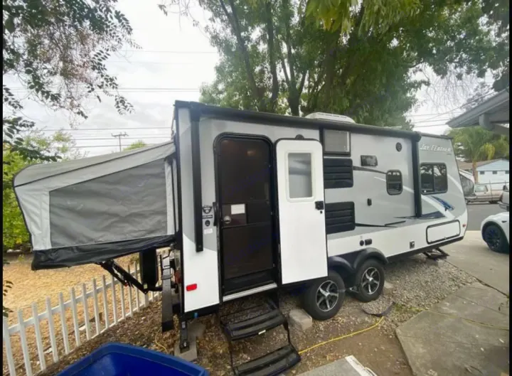 Jay Feather hybrid travel trailer, pop-out extended with steps down, ready for your RV rental.. Jayco Jay Feather 2017