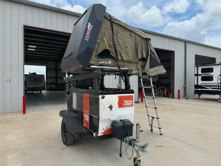 A robust off-road camping trailer, the Woolly Bear, with a 23ZERO rooftop tent, ideal for your next RV rental adventure.. taxa Woolly Bear 2017