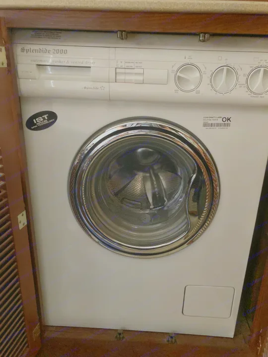 A Splendide 2000 automatic washer and vented dryer combo, a common feature in an RV rental for convenient laundry.. Fleetwood Expedition 2003