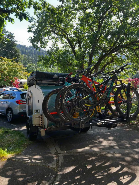 This RV rental teardrop camper hauls mountain bikes and a roof tent, ideal for outdoor adventures and camping.. Teardrops Northwest Trek 2022