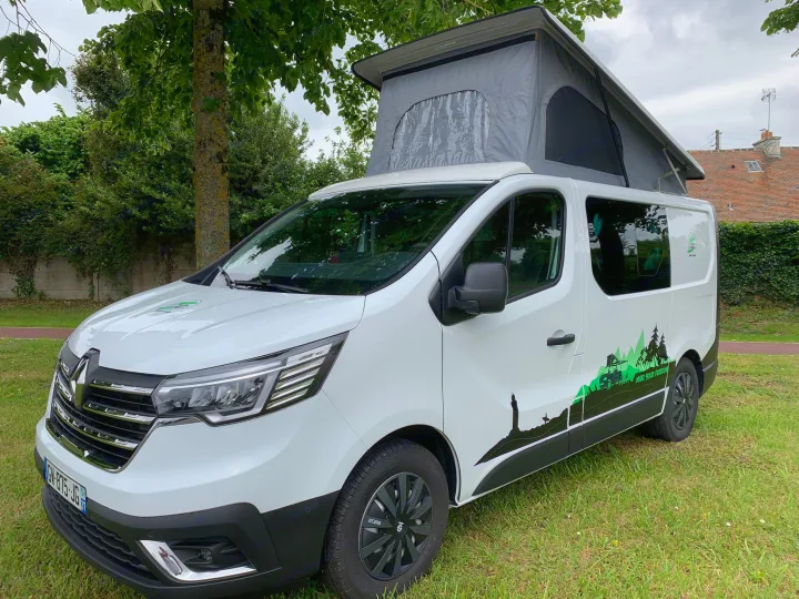 Get ready for adventure with this white Renault pop-top RV rental, featuring scenic graphics & a raised roof tent.. Renault TRAFIC 2023
