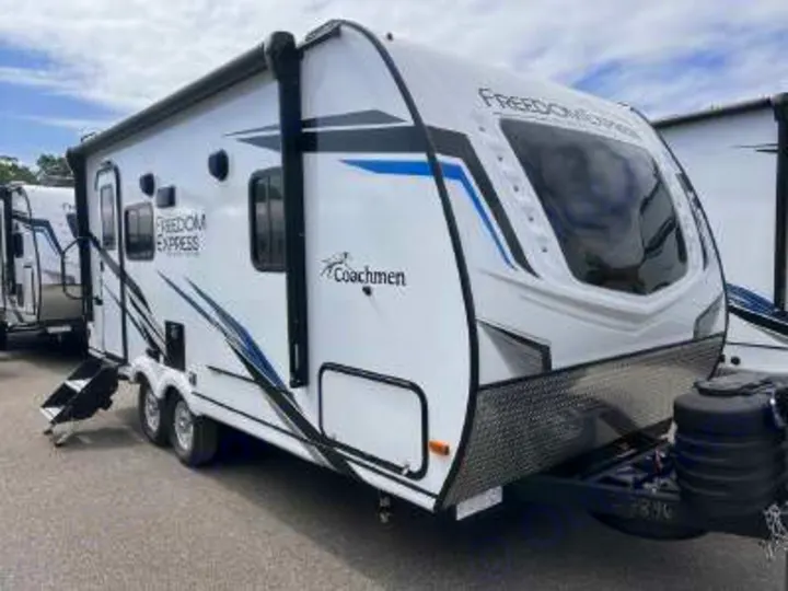 Explore in style! This white Coachmen Freedom Express travel trailer is perfect for your next rv rental trip, featuring modern blue accents.. Coachmen Freedom Express 2020