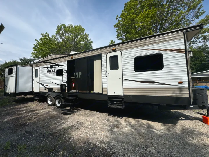 RV rental: Spacious Salem Villa Classic travel trailer with slide-outs, parked outdoors on a sunny day.. Forest River Salem Villa Classic Destination 2017