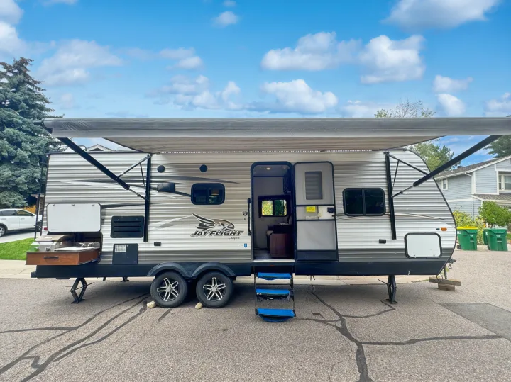 This Jay Flight travel trailer, an ideal RV rental, features an outdoor kitchen, extended awning, and open entry for easy access.. Jayco Jay Flight 2014