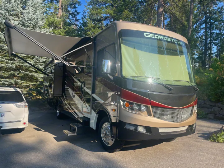 This Georgetown RV rental, with its awning out, is ready for a comfortable getaway. A great motorhome for travel.. Georgetown GT5 2019