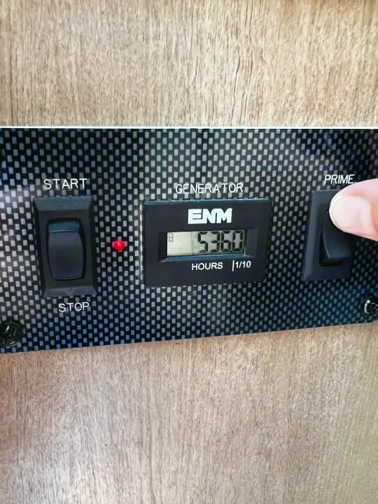 RV rental generator control panel: finger on PRIME switch, showing 538.8 hours. START/STOP controls & red light.. Forest River Coachmen Prism 2016