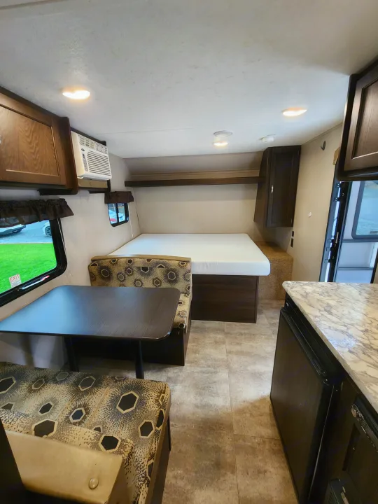Step inside this inviting RV rental. It offers a dinette, comfy bed, compact kitchen, and overhead storage.. Keystone RV Springdale 2018