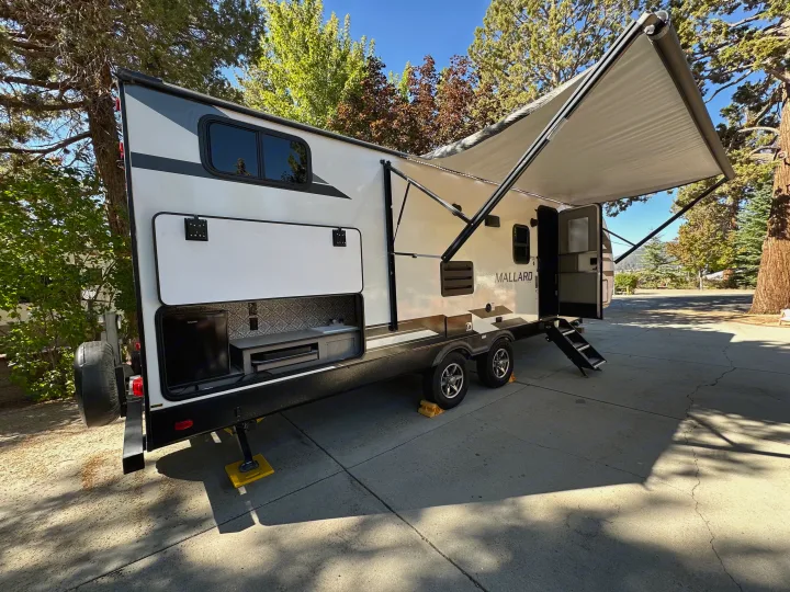 Spacious Mallard RV rental with extended awning & outdoor kitchen. Perfect for a sunny campsite adventure.. Heartland RVs Mallard 2022