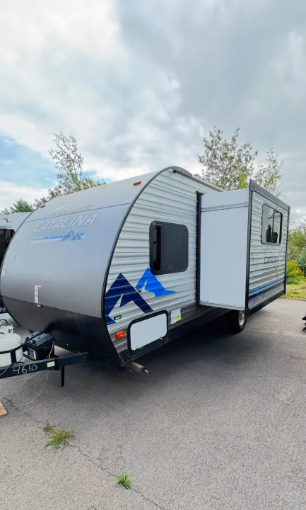 Silver Coachmen Catalina Summit Series travel trailer with an extended slide-out, available for RV rental.. Coachmen Catalina 2023