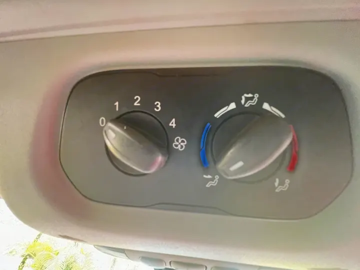 RV rental climate control panel. Left knob controls blower speed (0-4); right knob for air direction and temperature.. Ford Custom Transit 2016