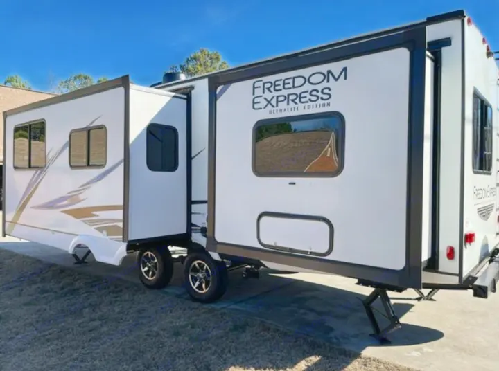 White Freedom Express travel trailer RV, with slide-outs extended, perfect for an rv rental adventure.. Coachmen Freedom Express 2020