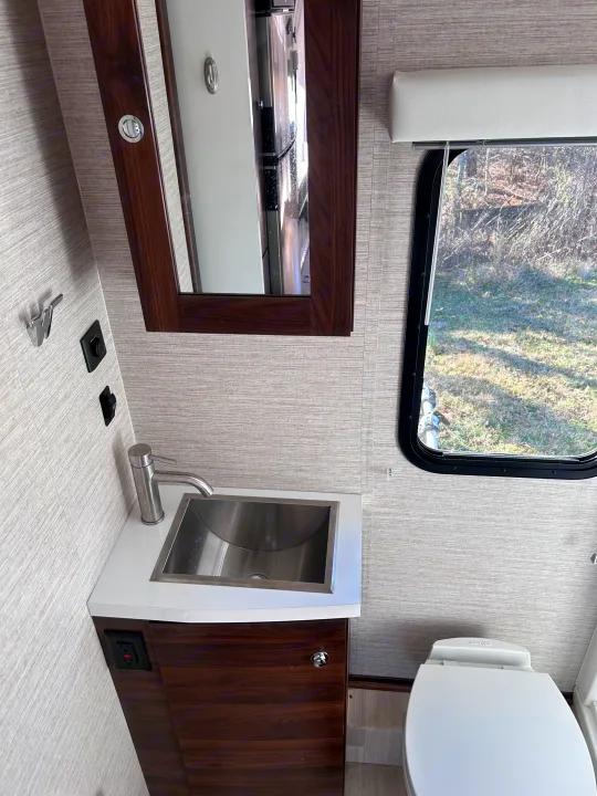Winnebago Navion 2022