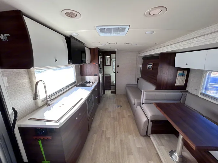 Winnebago Navion 2022