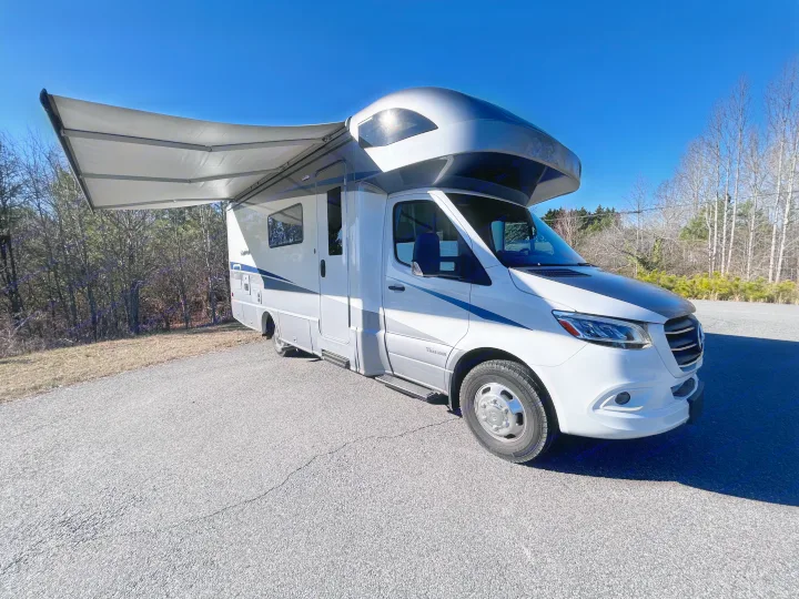 2022 WINNEBAGO NAVION. Winnebago Navion 2022