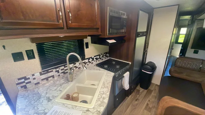 This RV rental features a well-equipped kitchen: double sink, stove, microwave, fridge, and ample storage.. Jayco Jay Flight 2018