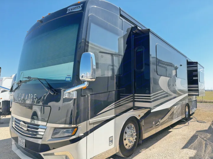 Luxurious Newmar New Aire motorhome, an ideal rv rental for premium road trips & camping.. New Aire New Aire Motorhome 2020