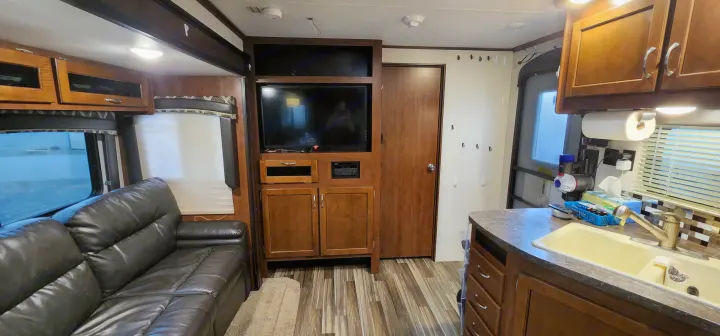 Enjoy this comfortable RV rental interior featuring a leather sofa, entertainment center, and fully equipped kitchen.. Jayco Jay Flight 2017