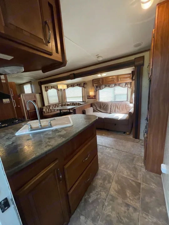 Experience comfort in this RV rental: kitchen island, U-shaped dinette, sofa. Features tiled & carpeted floors.. Keystone RV Cougar 2012
