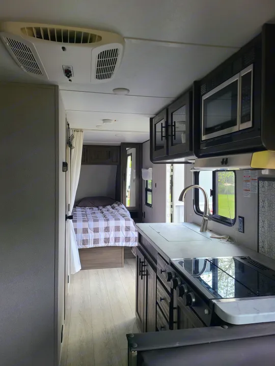 Experience comfort in this RV rental! Features a well-equipped kitchen, bedroom, and AC unit for your road trips.. Forest River Shasta 2021