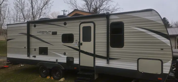 A light gray Hideout travel trailer, ideal for your next RV rental & camping adventure.. Keystone RV Hideout LHS 2018