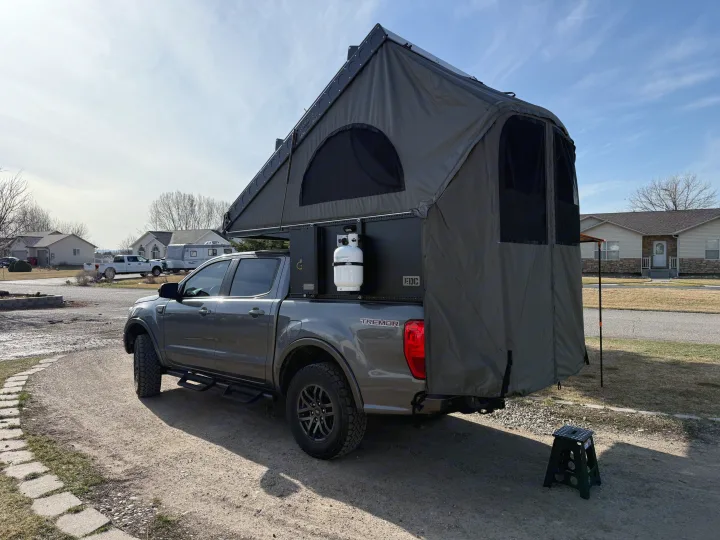 Explore with this RV rental alternative: a Ford Ranger Tremor equipped with an extensive truck camper and rooftop tent setup.. Ford Ranger 2300 Cc 2022