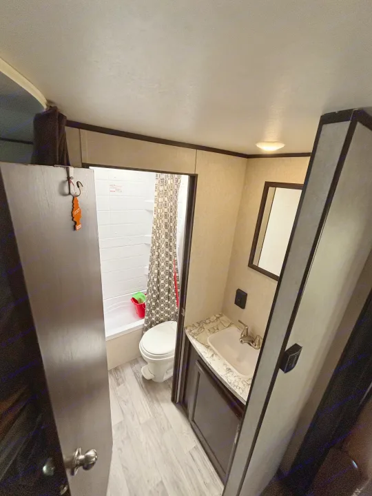 This RV rental's practical bathroom features a tub/shower combo, toilet, and modern vanity. Ideal for travel.. Jayco Jay Flight 2020